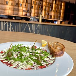CARPACCIO Z HOVĚZÍ SVÍČKOVÉ - majonéza z thajské bazalky, kapary, rukola, parmezán, focaccia