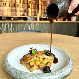 HUSÍ JÁTRA FOIE GRAS - hruškové chutney, perník, ostružiny, máslová brioška