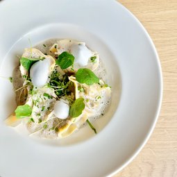HOUBOVÉ RAVIOLY - ricotta, špenát, parmezán, microgreens (Česká louka)