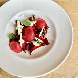 RAVIOLY Z ČERVENÉ ŘEPY - ricotta, med, pekanové ořechy, salát frisée