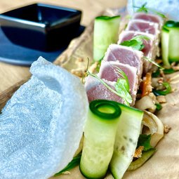 TATAKI Z TUŇÁKA - ponzu, sezam, koriandr, krevetový chips, hlíva ústřičná, mrkev