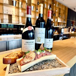 TARTAR Z VYZRÁLÉ HOVĚZÍ SVÍČKOVÉ - lanýžová majonéza, kapary, šalotka, hořčičné semínko, brandy