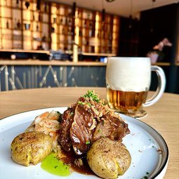 PEČENÉ HOVĚZÍ ŽEBRO - kimchi, mačkané grenaille, smažená cibulka, demi glace